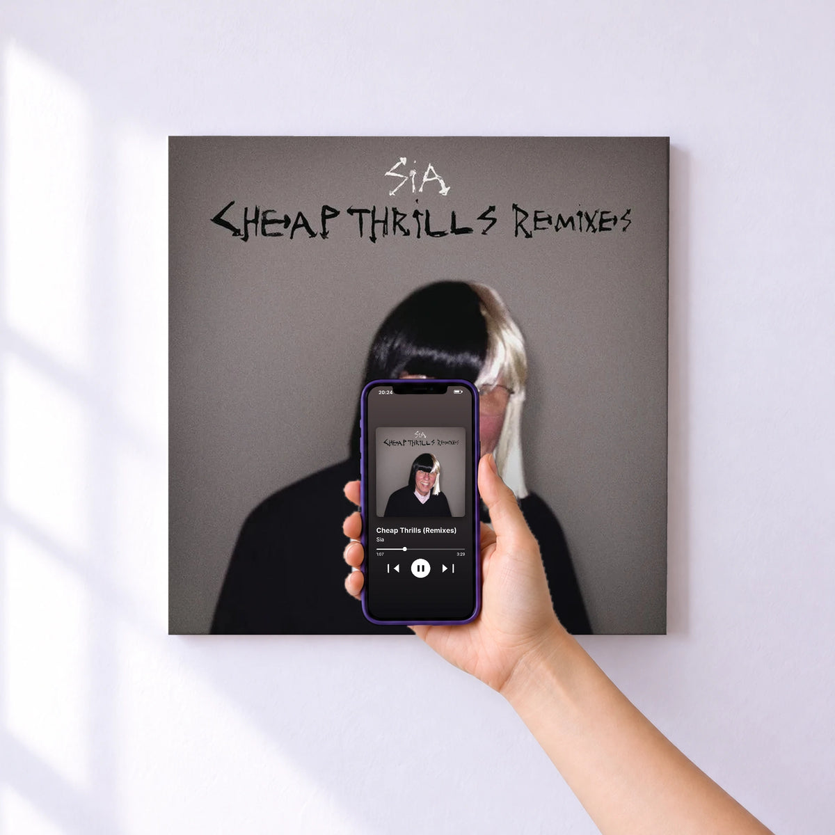 Affiche connectée Cheap Thrills (Remixes) de Sia au mur : l'album se lance en approchant le téléphone