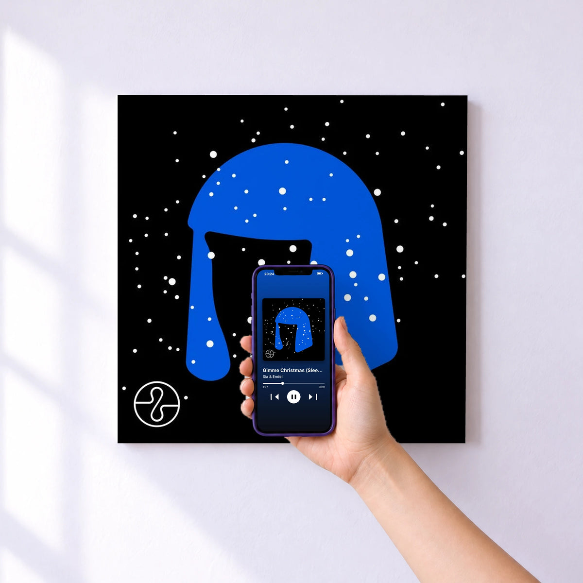 Affiche connectée Gimme Christmas (Sleep Soundscape) de Sia & Endel au mur : l'album se lance en approchant le téléphone
