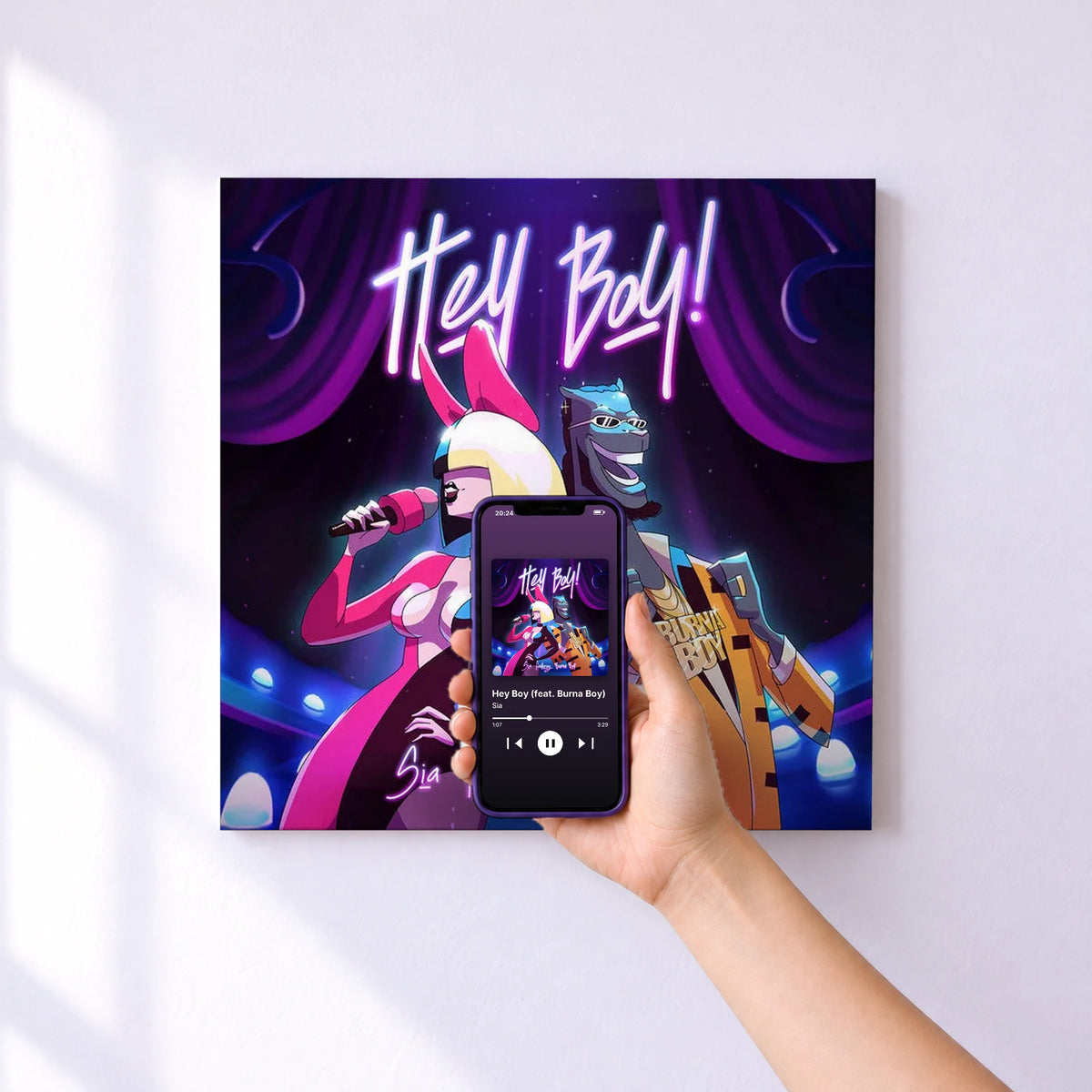 Affiche connectée Hey Boy (feat. Burna Boy) de Sia au mur : l'album se lance en approchant le téléphone