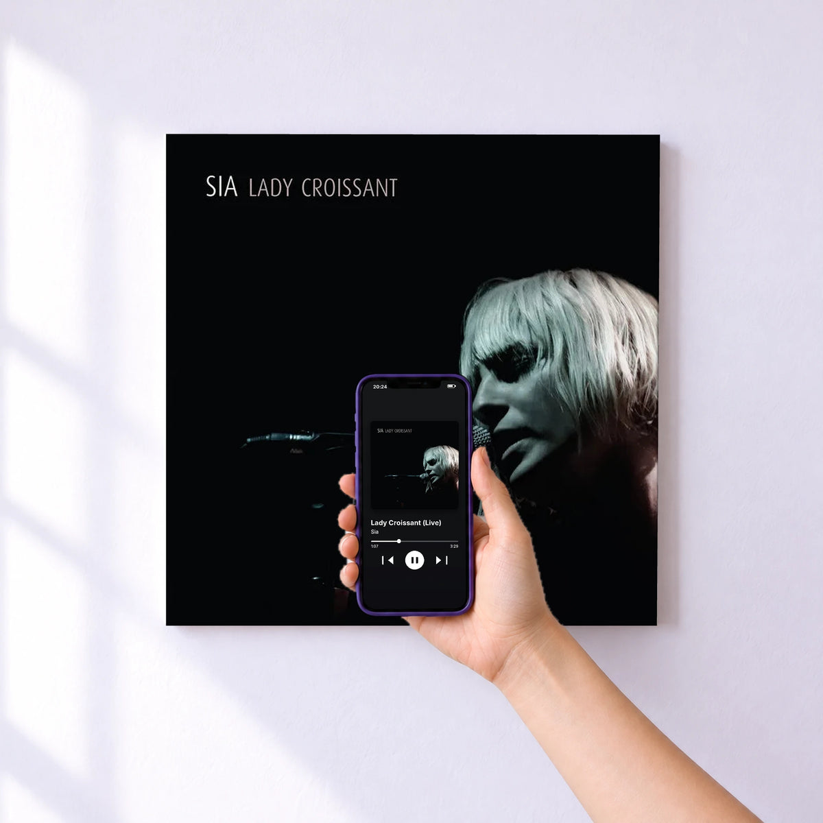 Affiche connectée Lady Croissant (Live) de Sia au mur : l'album se lance en approchant le téléphone