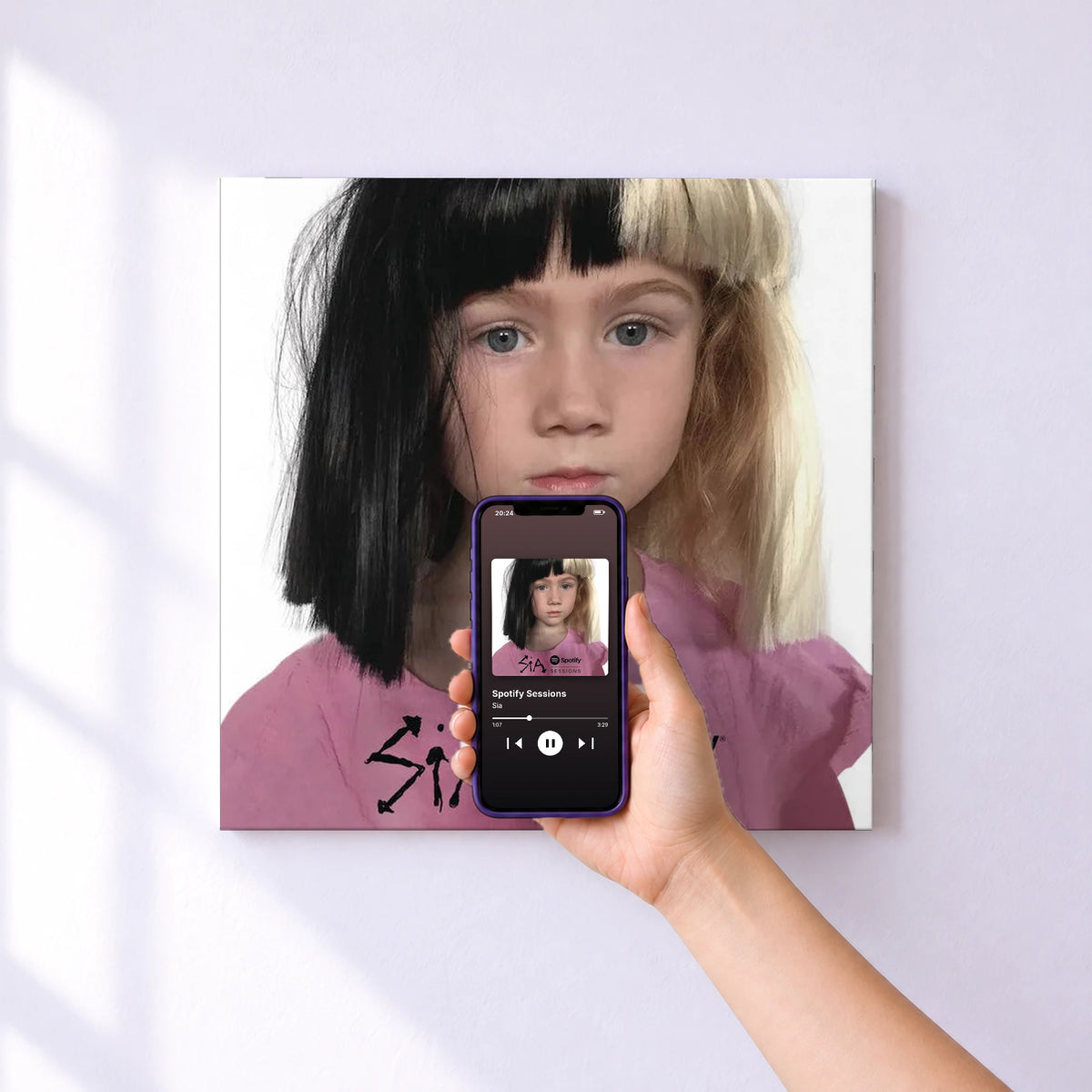 Affiche connectée Spotify Sessions de Sia au mur : l'album se lance en approchant le téléphone