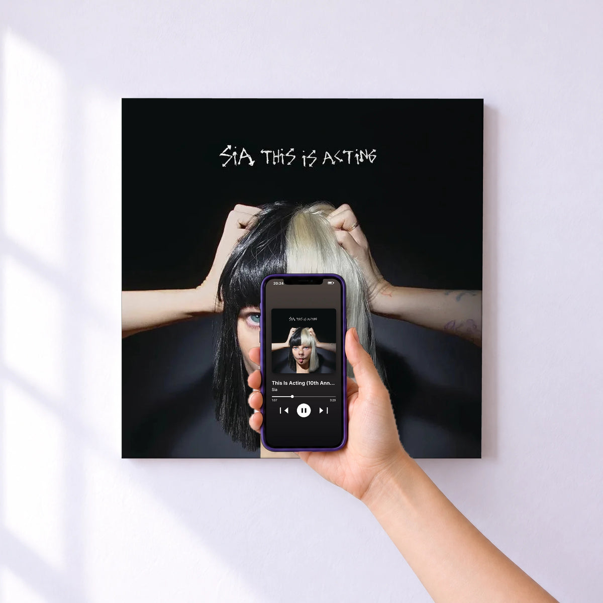 Affiche connectée This Is Acting (10th Anniversary Edition) de Sia au mur : l'album se lance en approchant le téléphone