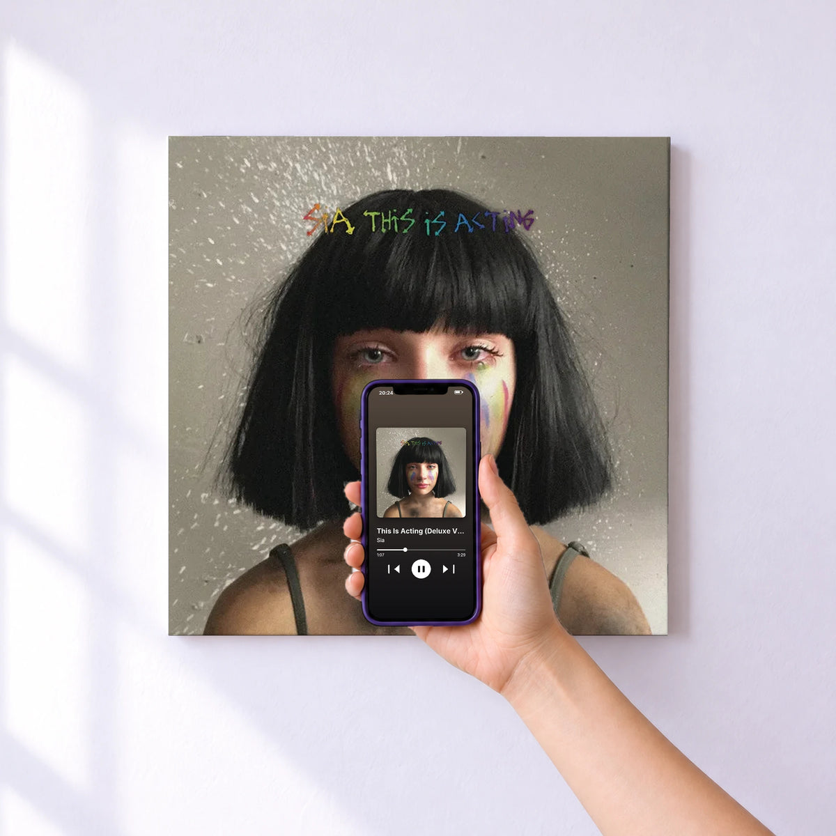 Affiche connectée This Is Acting (Deluxe Version) de Sia au mur : l'album se lance en approchant le téléphone