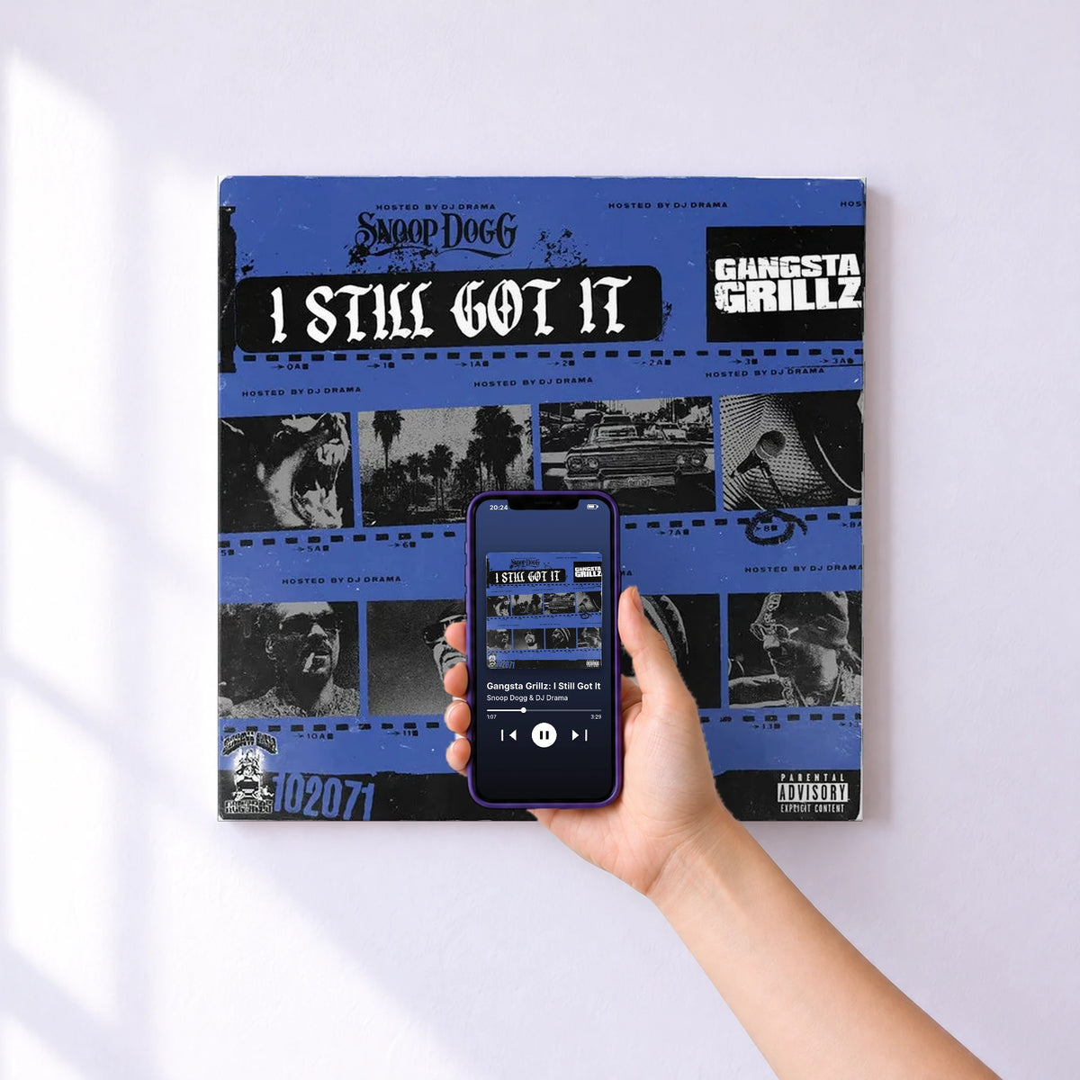 Affiche connectée Gangsta Grillz: I Still Got It de Snoop Dogg & DJ Drama au mur : l'album se lance en approchant le téléphone