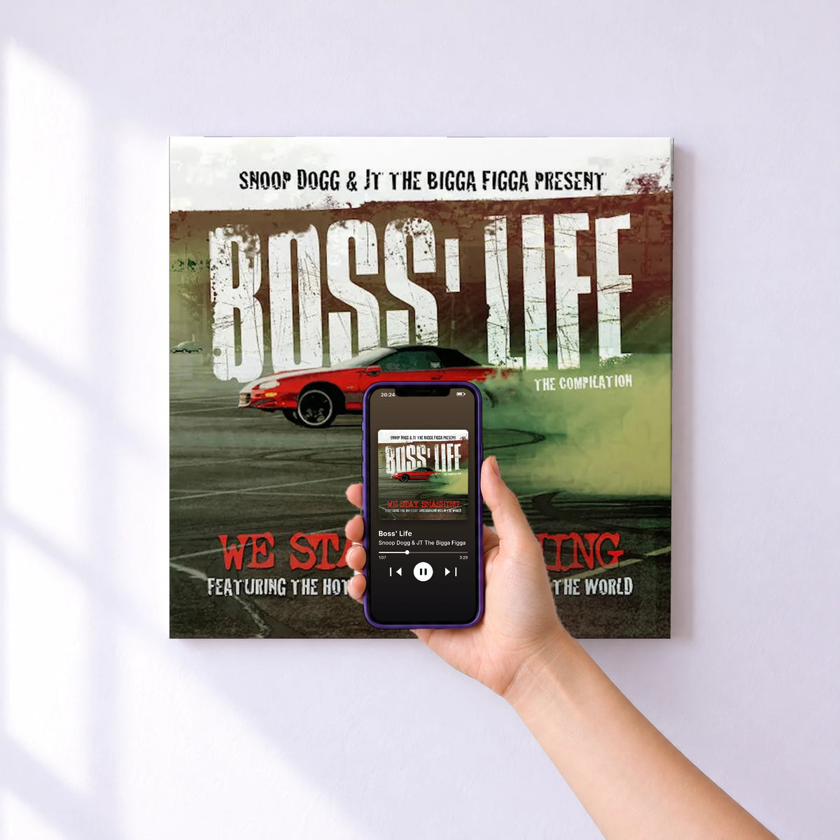 Affiche connectée Boss' Life de Snoop Dogg & JT The Bigga Figga au mur : l'album se lance en approchant le téléphone