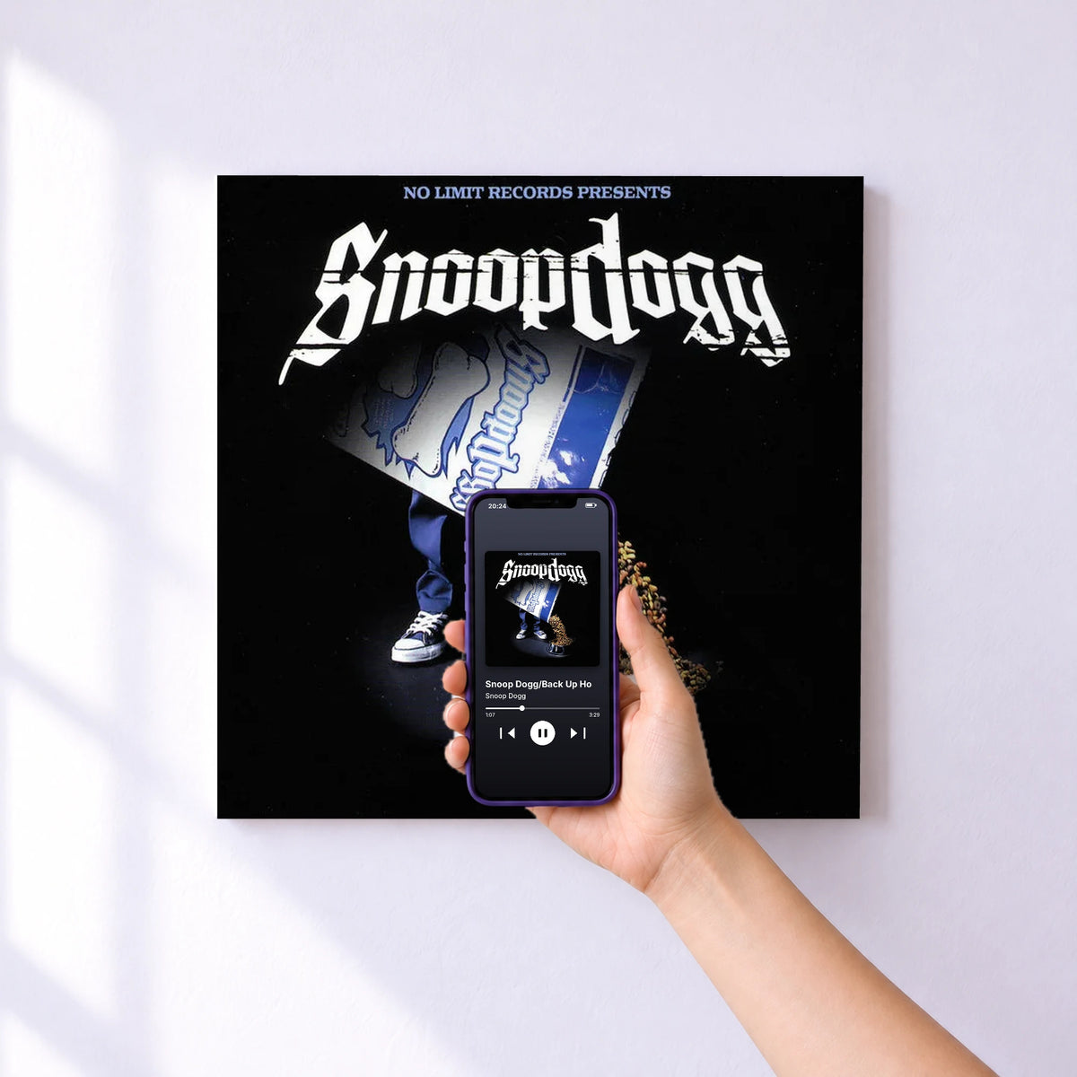 Affiche connectée Snoop Dogg/Back Up Ho de Snoop Dogg au mur : l'album se lance en approchant le téléphone