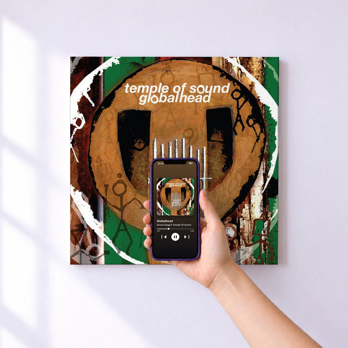 Affiche connectée Globalhead de Snoop Dogg & Temple Of Sound au mur : l'album se lance en approchant le téléphone