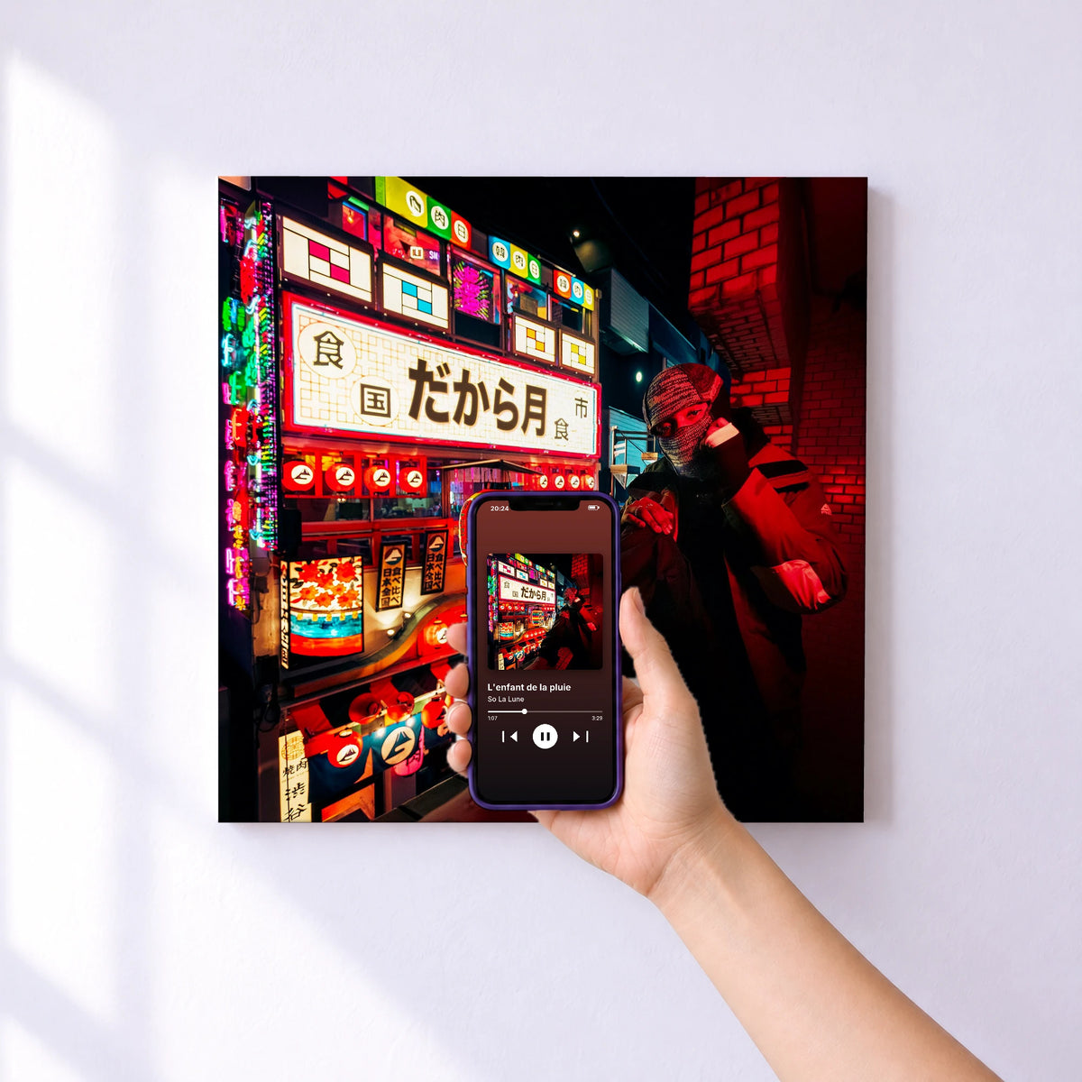 Affiche connectée L'enfant de la pluie de So La Lune au mur : l'album se lance en approchant le téléphone