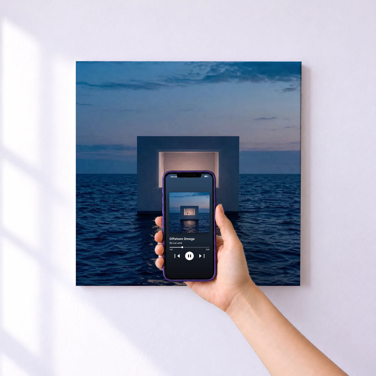 Affiche connectée Offshore Omega de So La Lune au mur : l'album se lance en approchant le téléphone