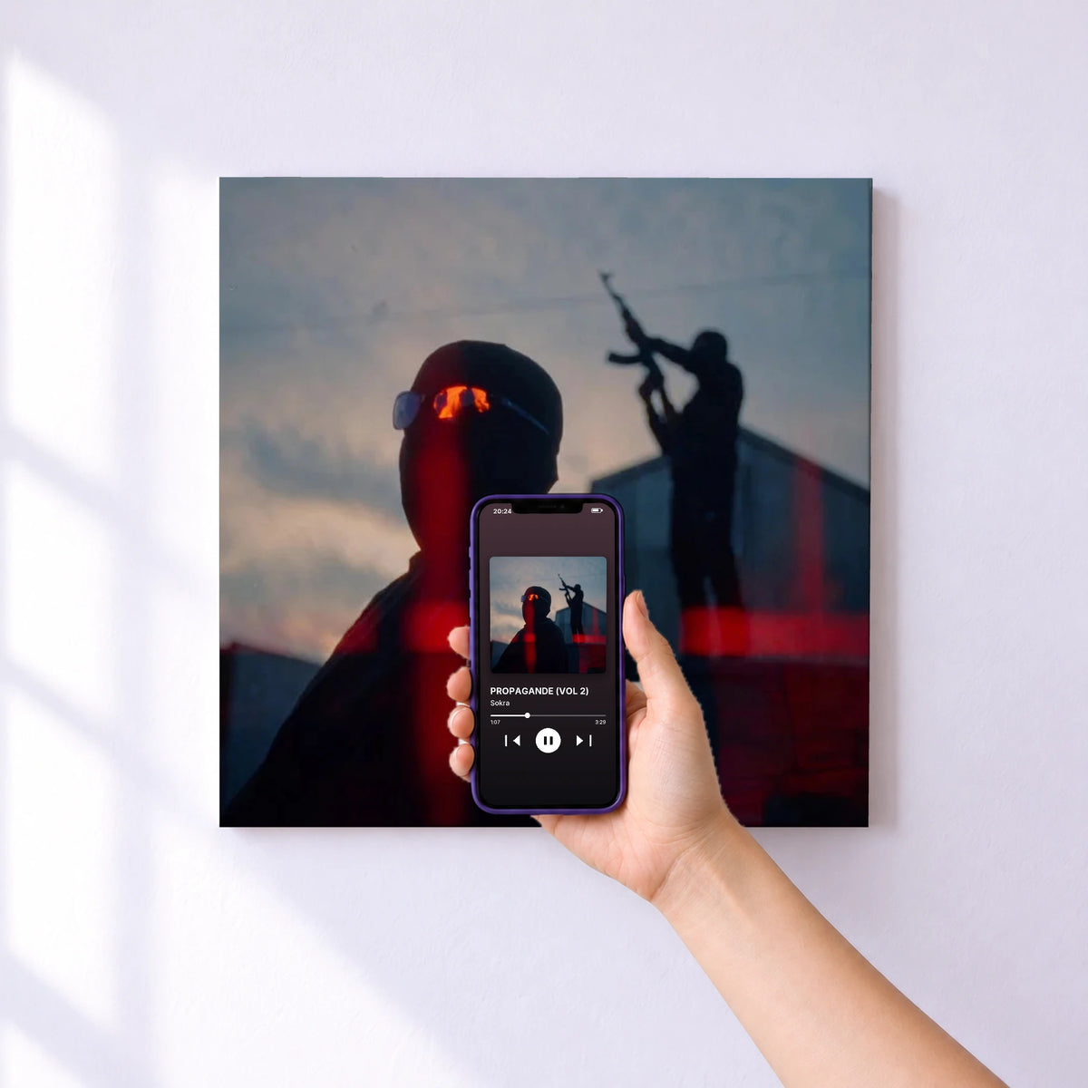 Affiche connectée PROPAGANDE (VOL 2) de Sokra au mur : l'album se lance en approchant le téléphone