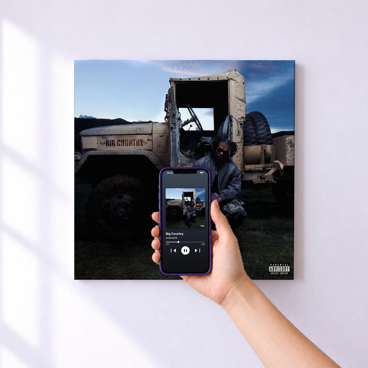 Affiche connectée Big Country de sosocamo au mur : l'album se lance en approchant le téléphone