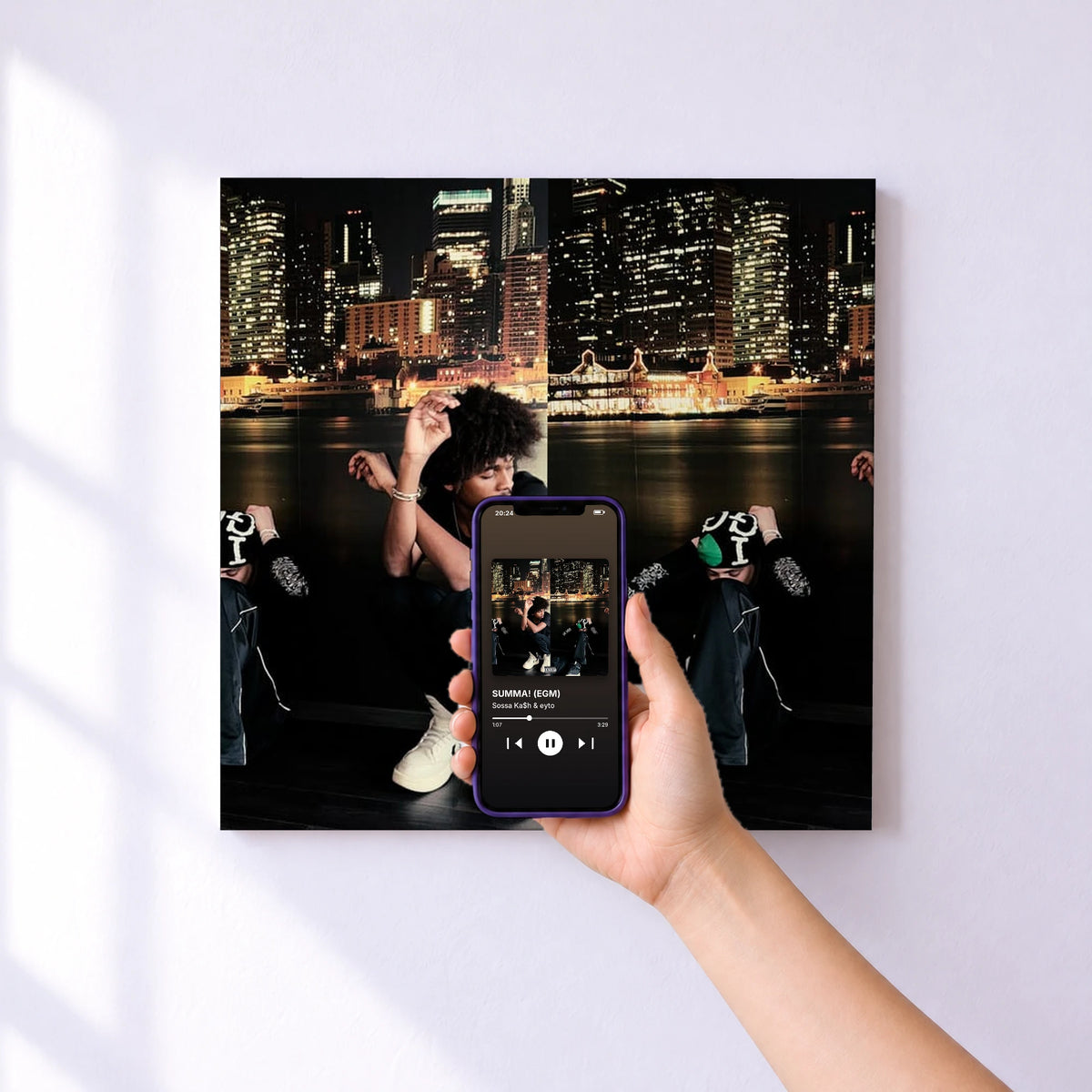 Affiche connectée SUMMA! (EGM) de Sossa Ka$h & eyto au mur : l'album se lance en approchant le téléphone