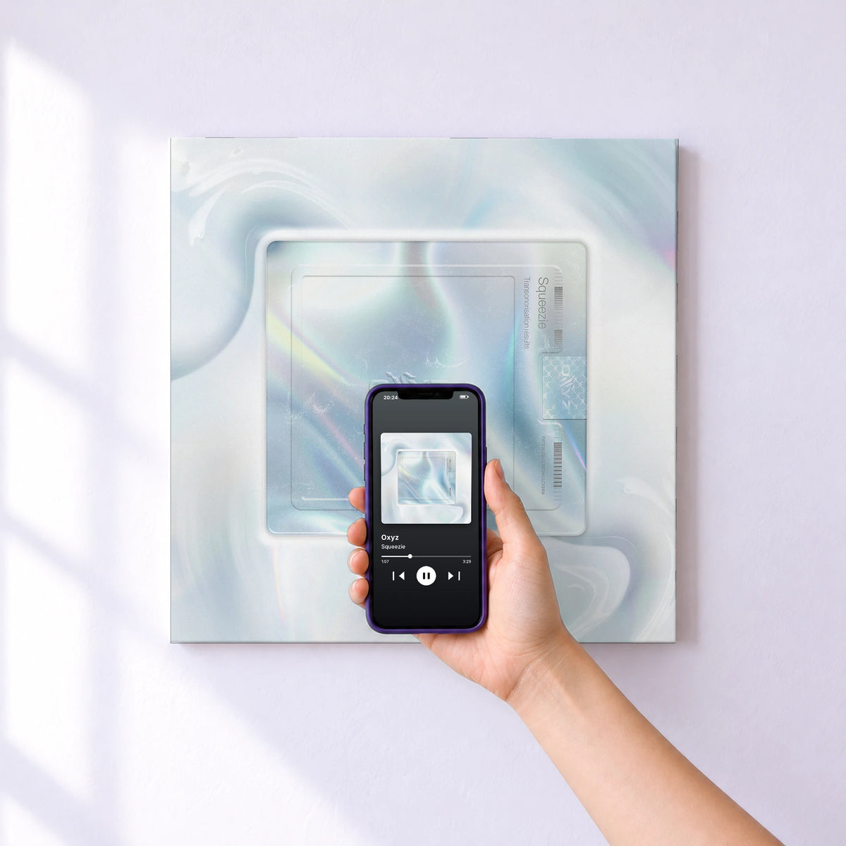 Affiche connectée Oxyz de Squeezie au mur : l'album se lance en approchant le téléphone