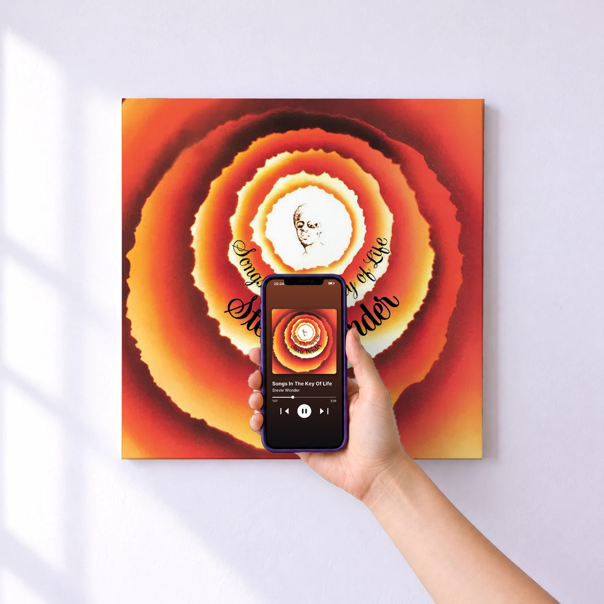 Affiche connectée Songs In The Key Of Life de Stevie Wonder au mur : l'album se lance en approchant le téléphone