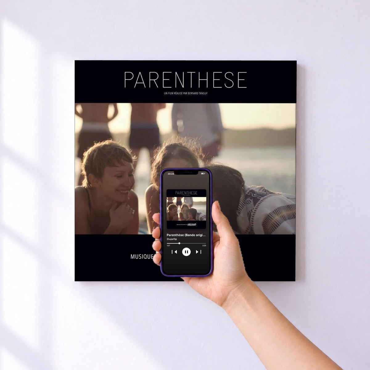 Affiche connectée Parenthèse (Bande originale du film) de Stupeflip au mur : l'album se lance en approchant le téléphone