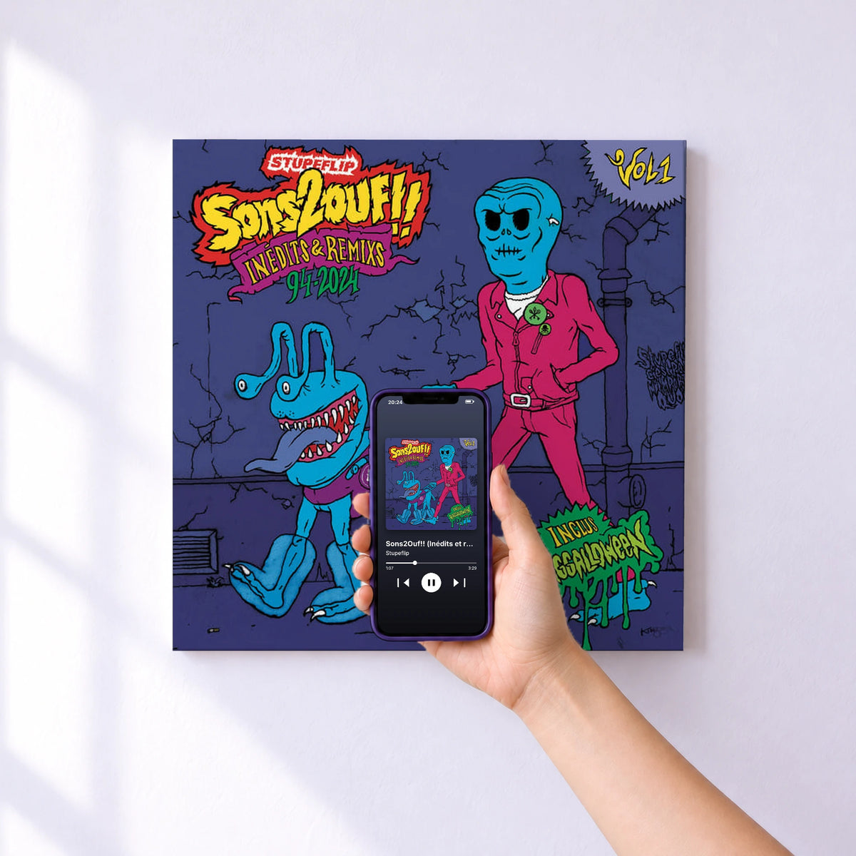 Affiche connectée Sons2Ouf!! (Inédits et remixs 94-2024) de Stupeflip au mur : l'album se lance en approchant le téléphone