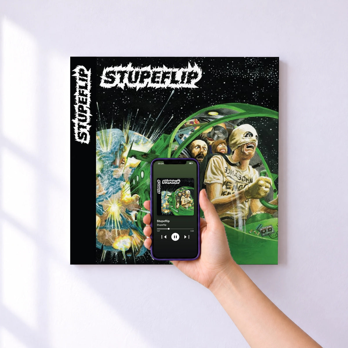 Affiche connectée Stupeflip de Stupeflip au mur : l'album se lance en approchant le téléphone