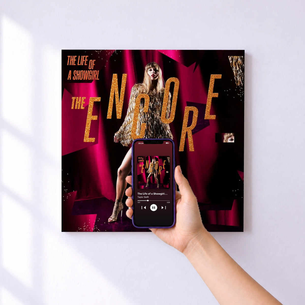 Affiche connectée The Life of a Showgirl: The Encore de Taylor Swift au mur : l'album se lance en approchant le téléphone