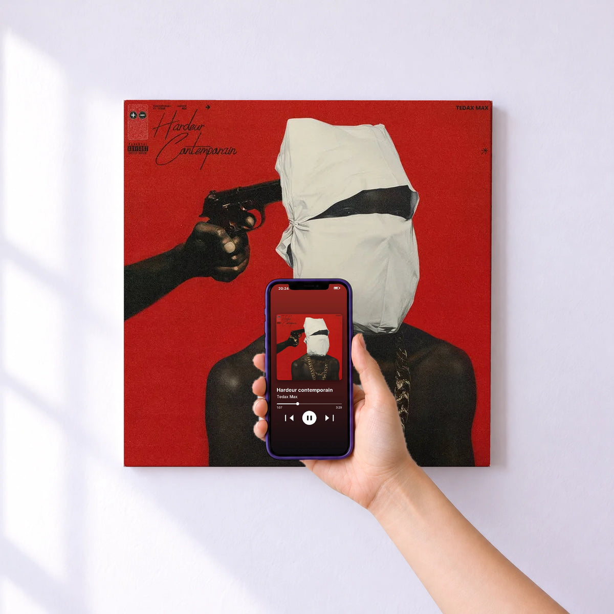 Affiche connectée Hardeur contemporain de Tedax Max au mur : l'album se lance en approchant le téléphone