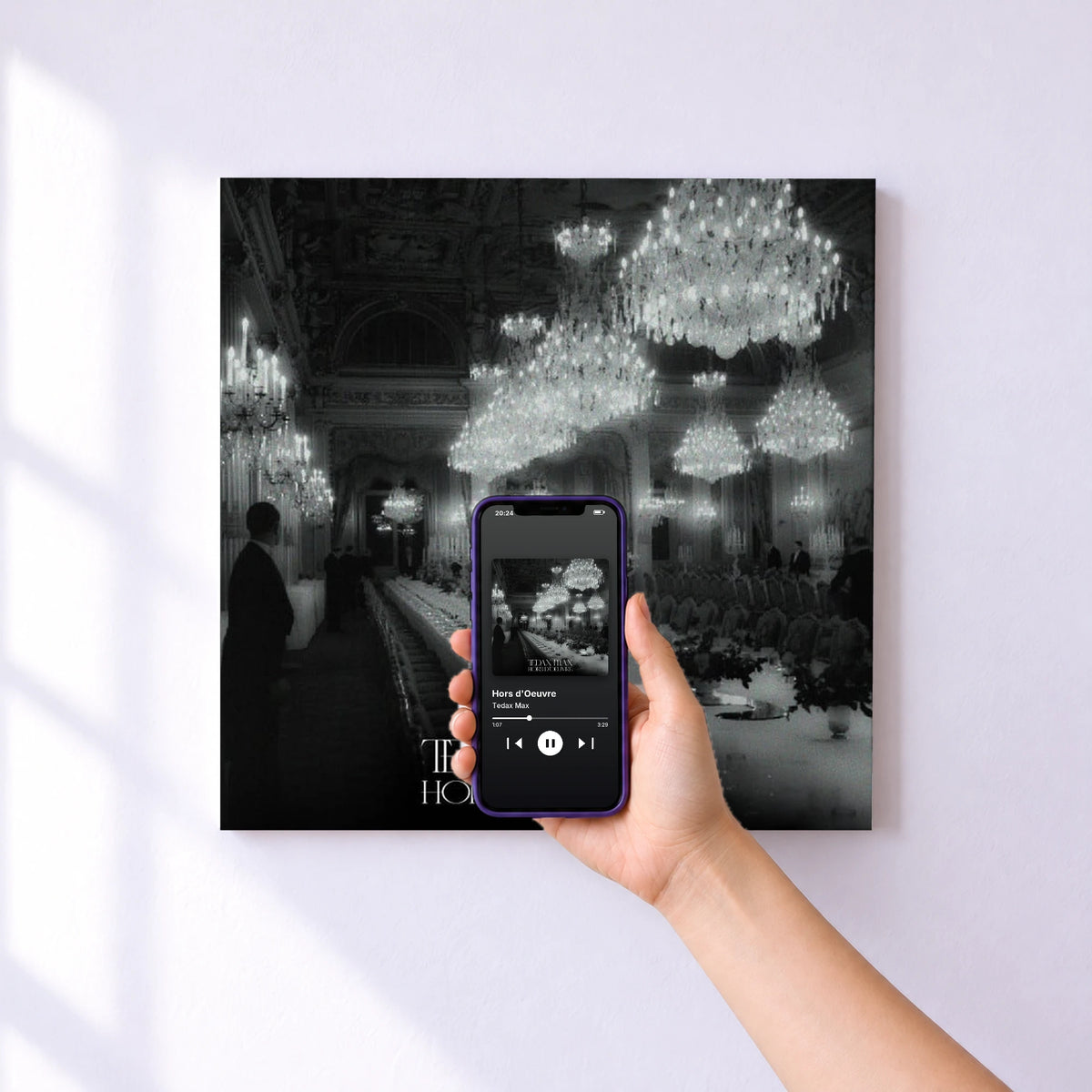 Affiche connectée Hors d'Oeuvre de Tedax Max au mur : l'album se lance en approchant le téléphone
