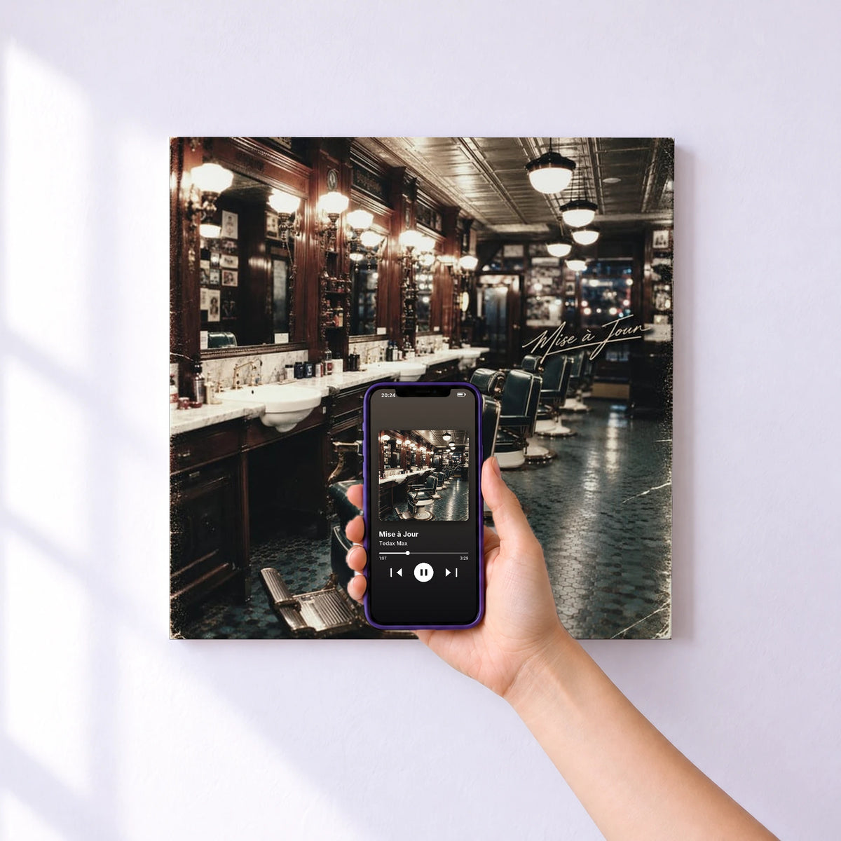 Affiche connectée Mise à Jour de Tedax Max au mur : l'album se lance en approchant le téléphone