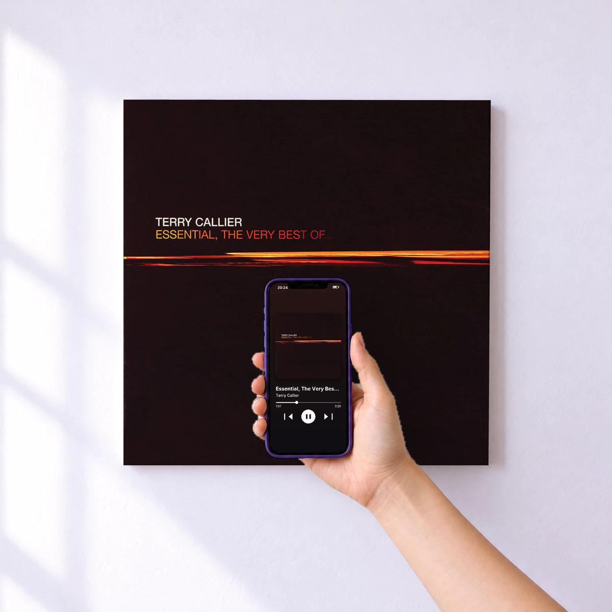 Affiche connectée Essential, The Very Best Of... de Terry Callier au mur : l'album se lance en approchant le téléphone
