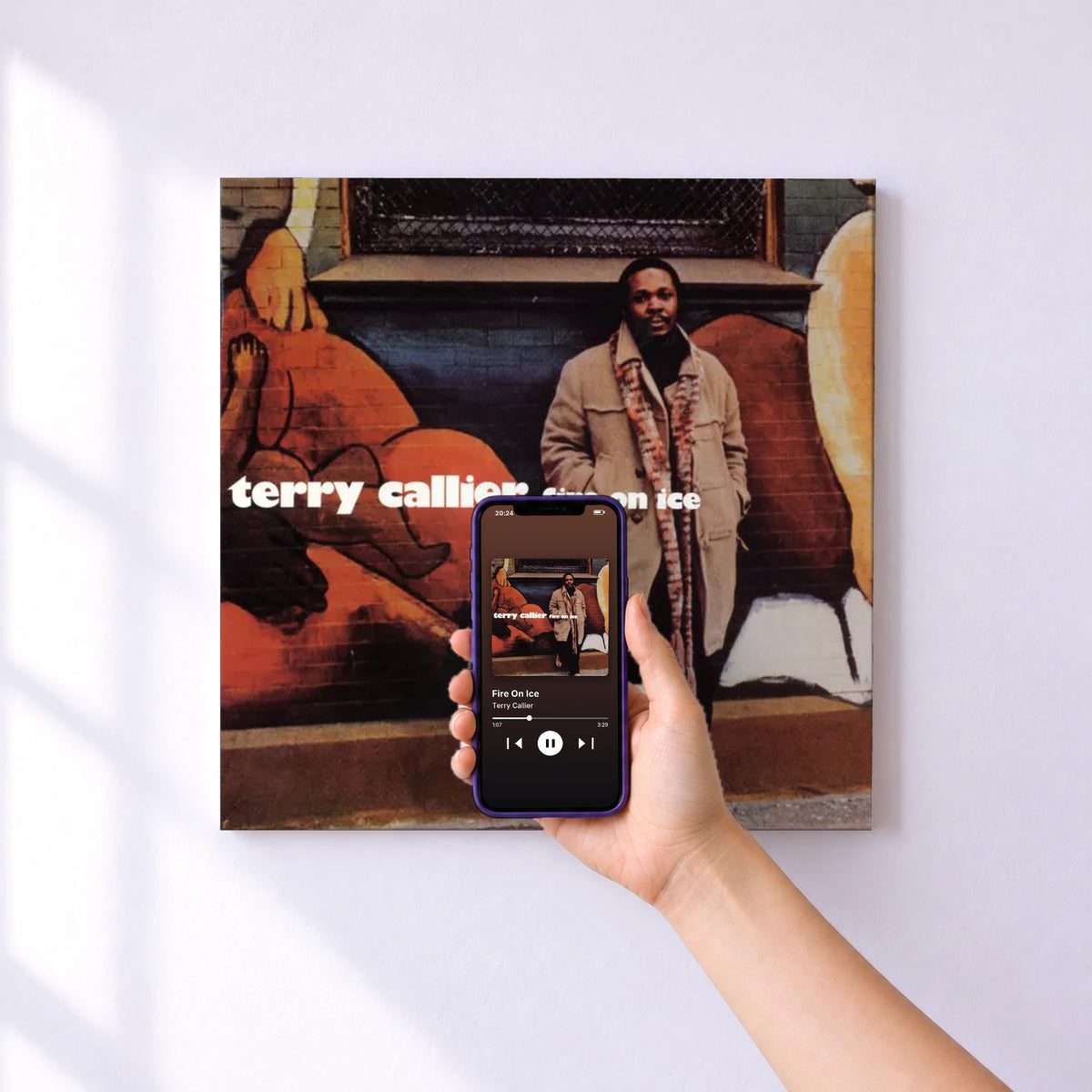 Affiche connectée Fire On Ice de Terry Callier au mur : l'album se lance en approchant le téléphone