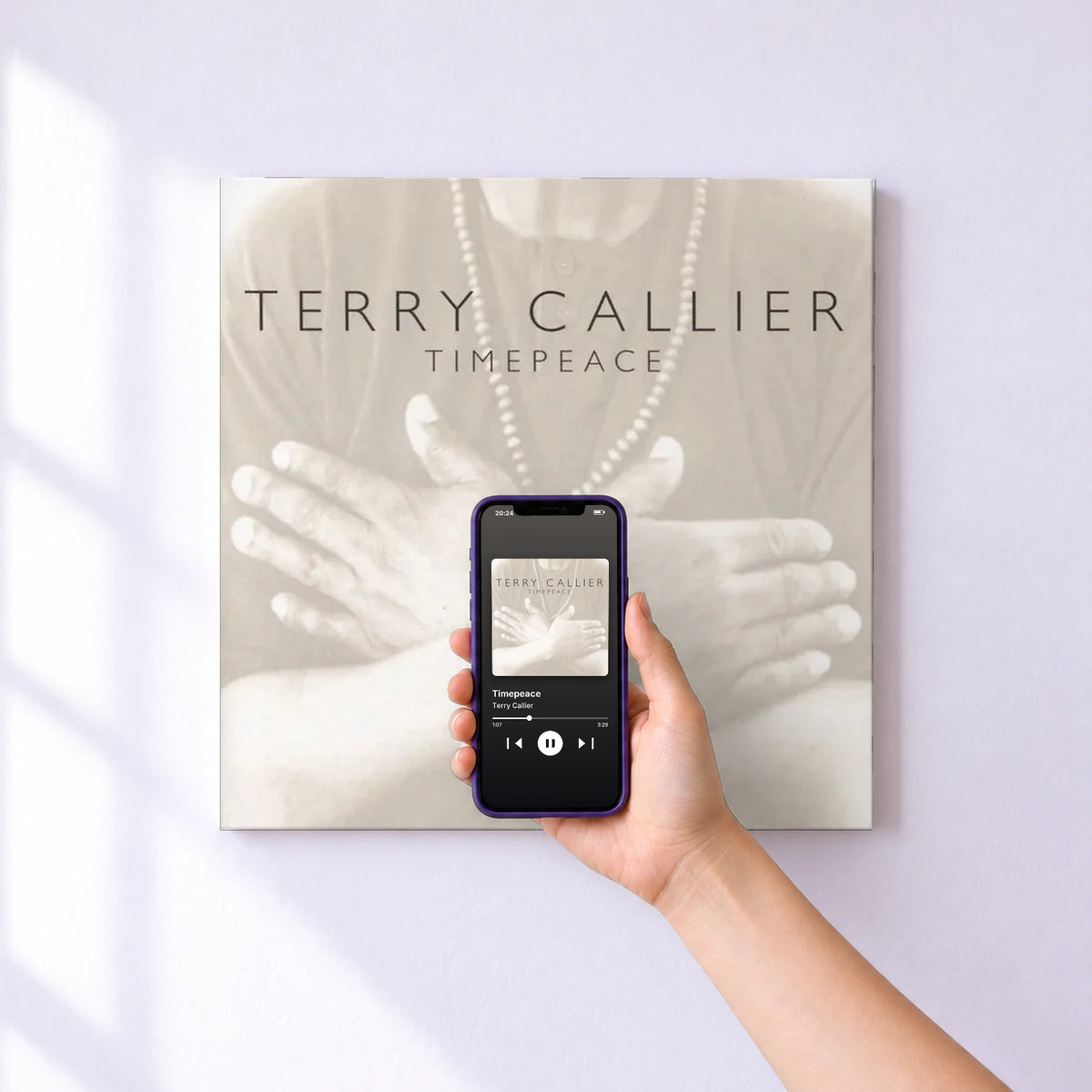 Affiche connectée Timepeace de Terry Callier au mur : l'album se lance en approchant le téléphone