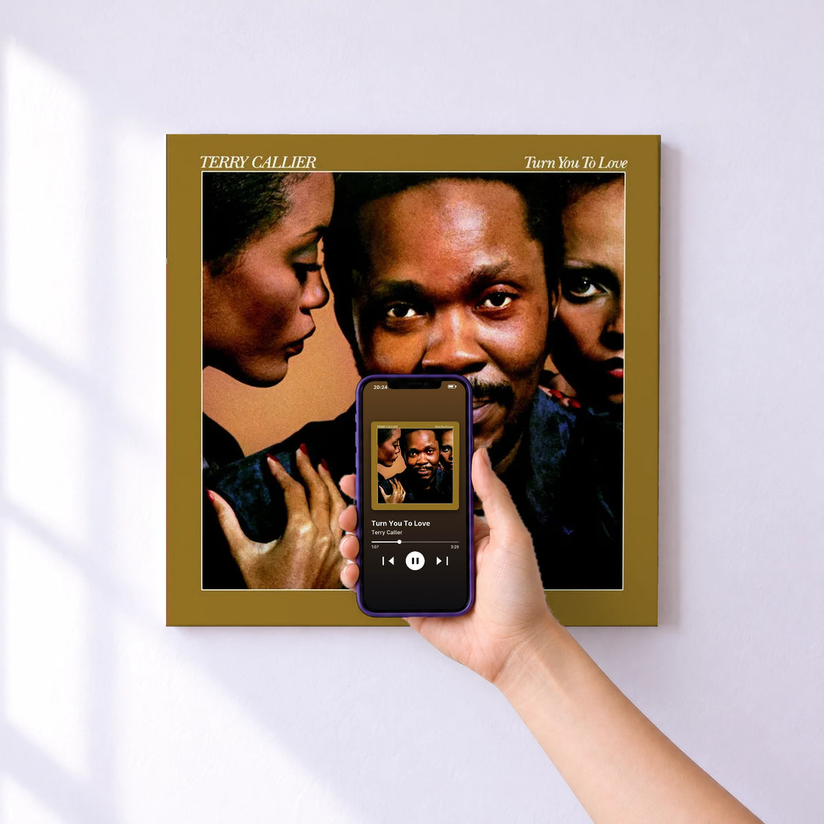 Affiche connectée Turn You To Love de Terry Callier au mur : l'album se lance en approchant le téléphone