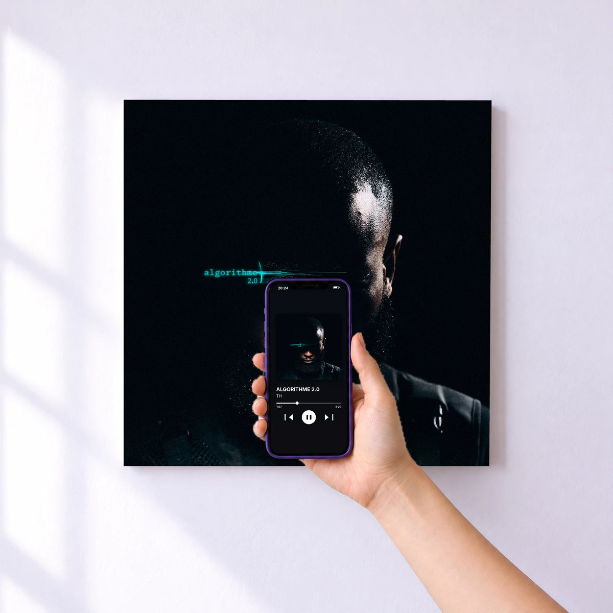 Affiche connectée ALGORITHME 2.0 de TH au mur : l'album se lance en approchant le téléphone