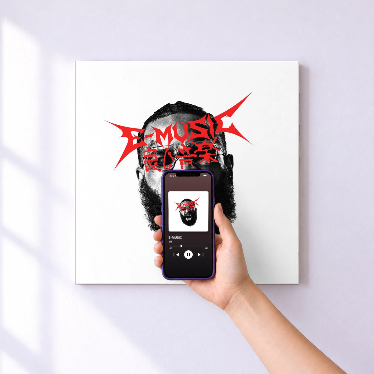 Affiche connectée E-MUSIC de TH au mur : l'album se lance en approchant le téléphone