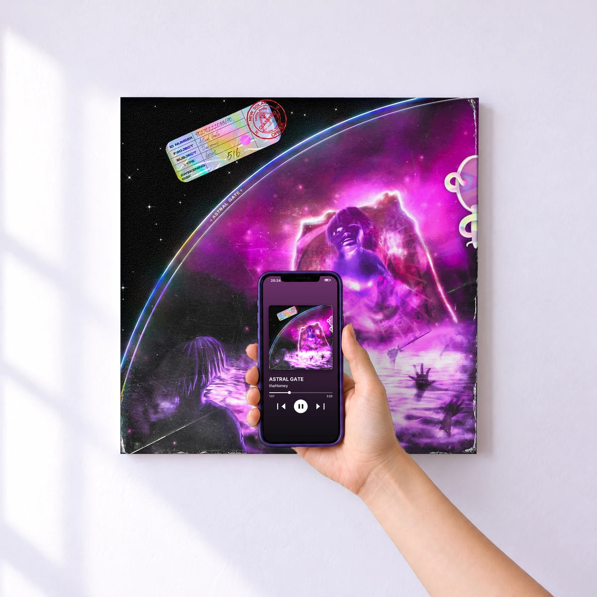 Affiche connectée ASTRAL GATE de thaHomey au mur : l'album se lance en approchant le téléphone