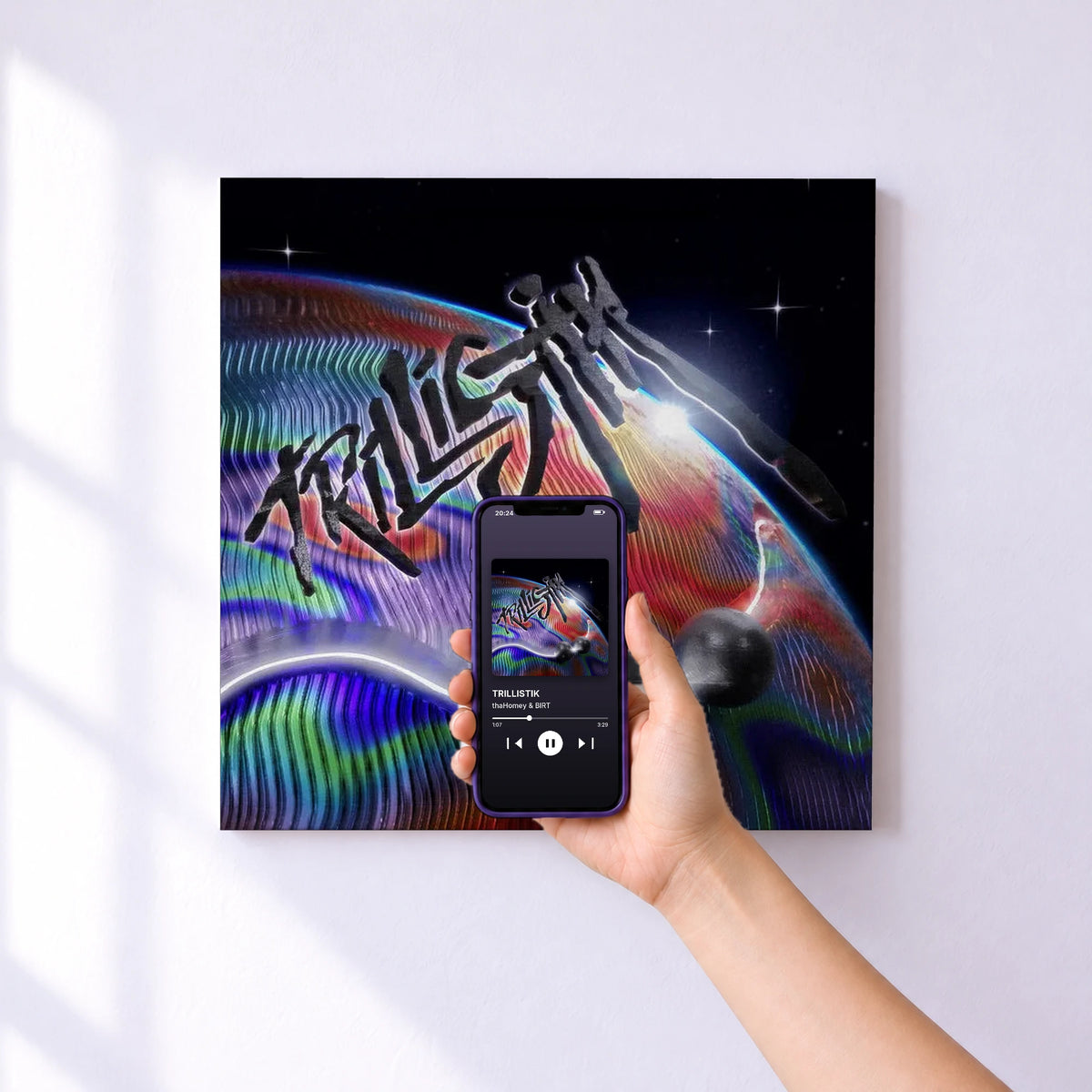 Affiche connectée TRILLISTIK de thaHomey & BIRT au mur : l'album se lance en approchant le téléphone
