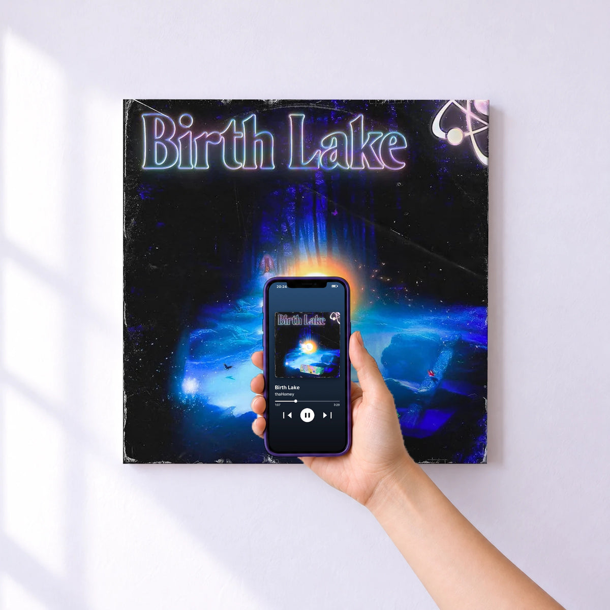 Affiche connectée Birth Lake de thaHomey au mur : l'album se lance en approchant le téléphone