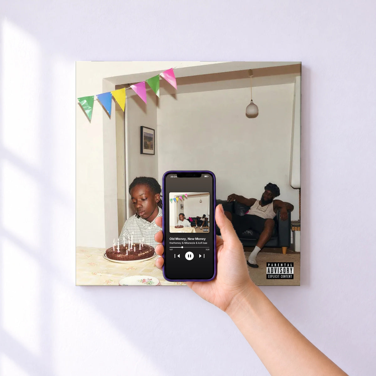 Affiche connectée Old Money, New Money de thaHomey & Milanezie & kofi bae au mur : l'album se lance en approchant le téléphone