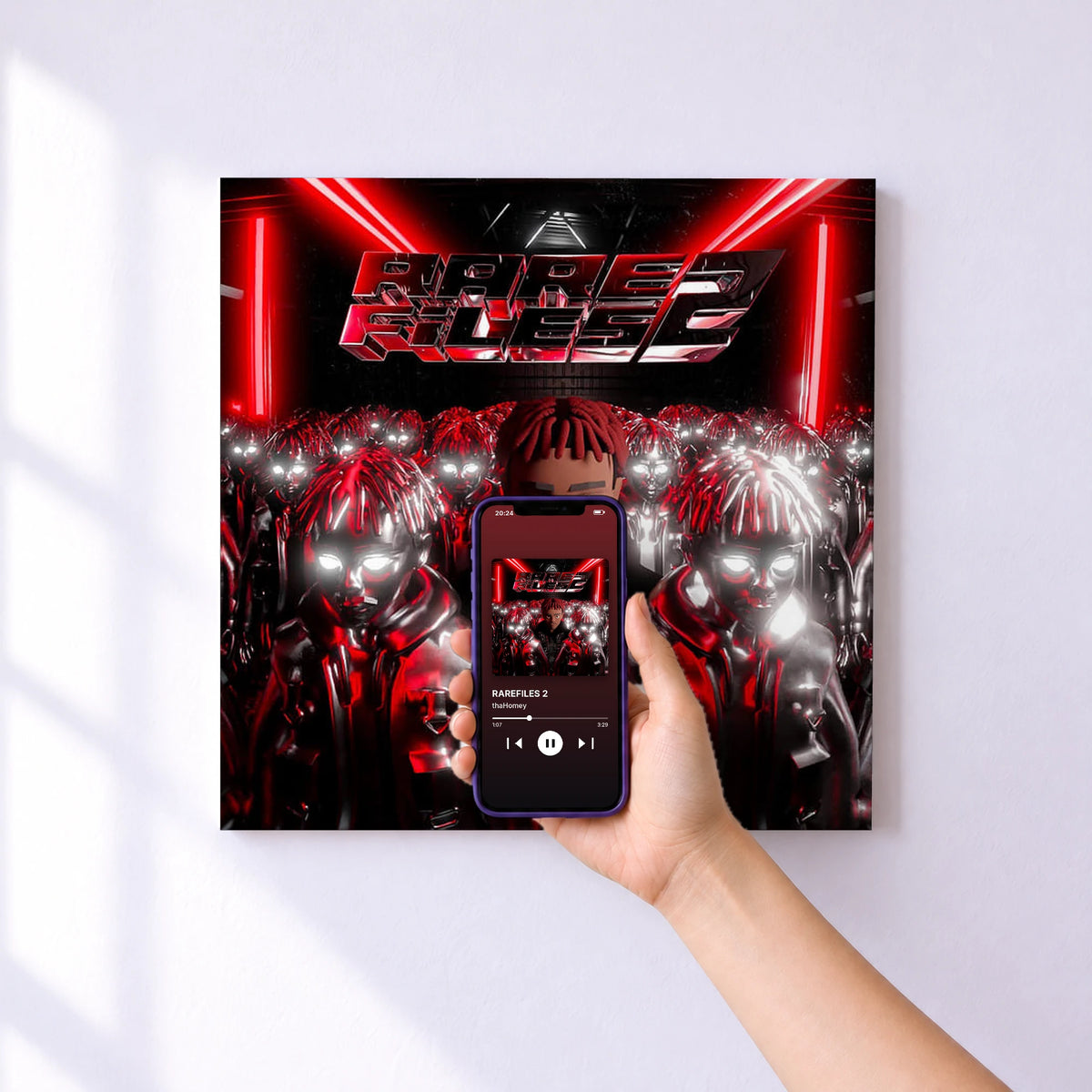 Affiche connectée RAREFILES 2 de thaHomey au mur : l'album se lance en approchant le téléphone
