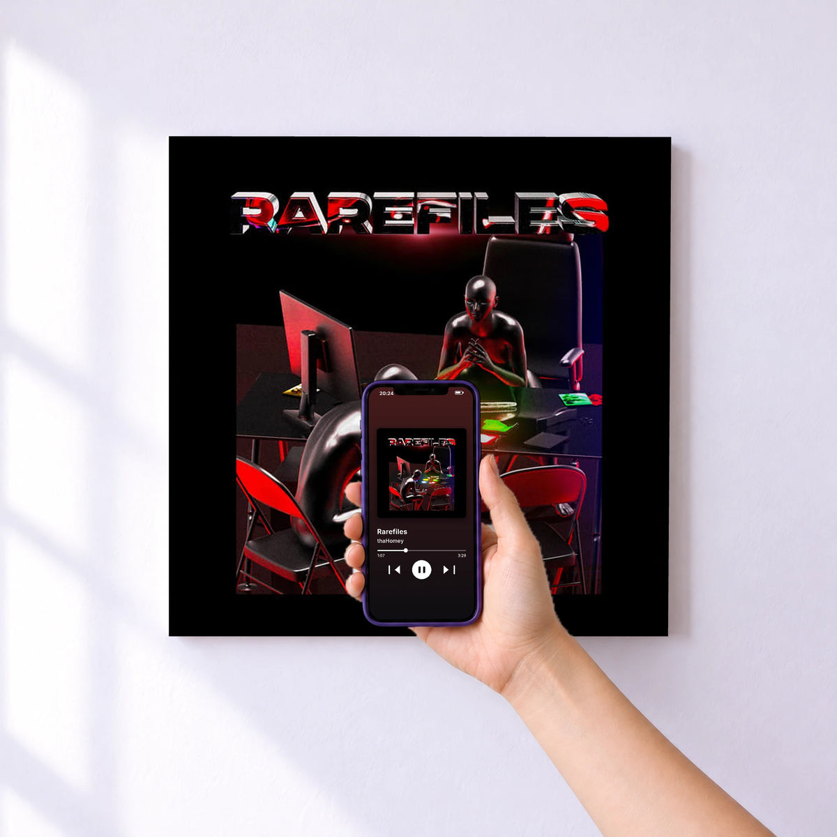 Affiche connectée Rarefiles de thaHomey au mur : l'album se lance en approchant le téléphone