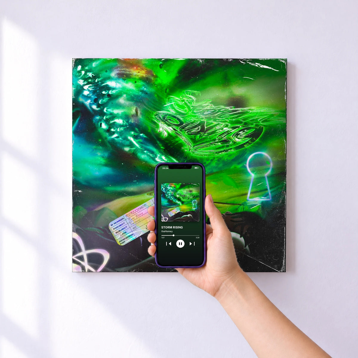 Affiche connectée STORM RISING de thaHomey au mur : l'album se lance en approchant le téléphone
