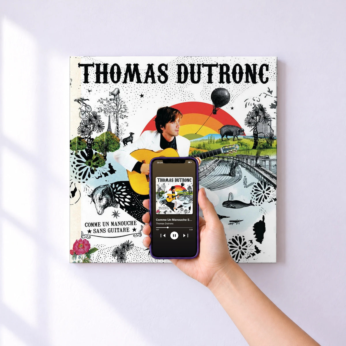 Affiche connectée Comme Un Manouche Sans Guitare de Thomas Dutronc au mur : l'album se lance en approchant le téléphone