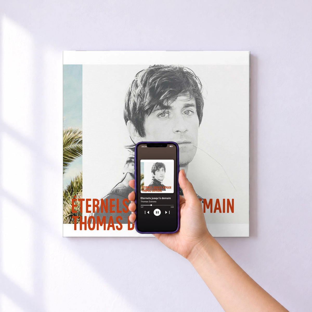 Affiche connectée Eternels jusqu’à demain de Thomas Dutronc au mur : l'album se lance en approchant le téléphone
