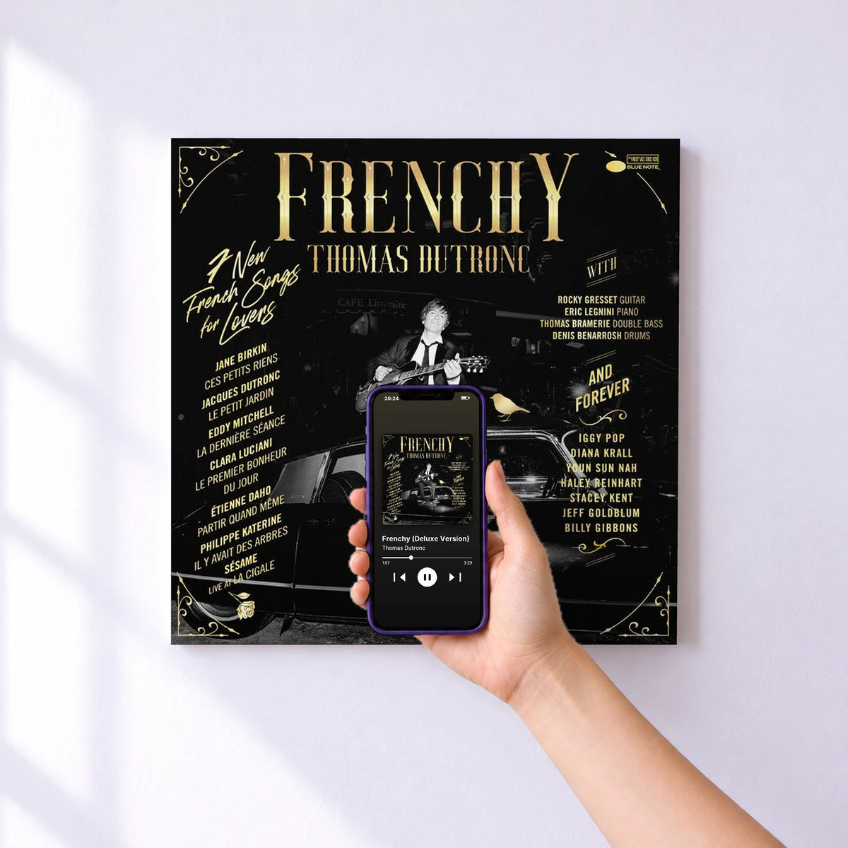 Affiche connectée Frenchy (Deluxe Version) de Thomas Dutronc au mur : l'album se lance en approchant le téléphone
