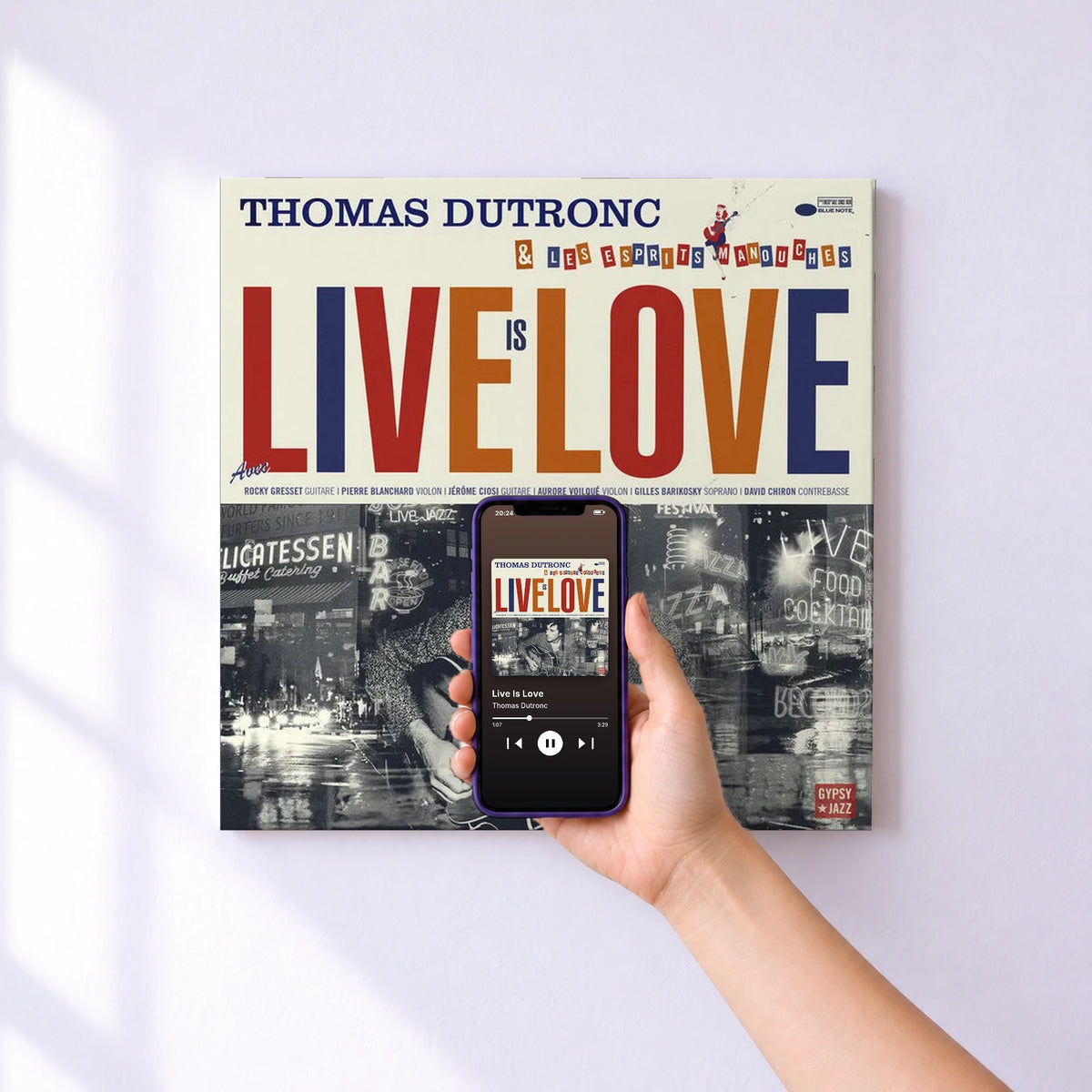 Affiche connectée Live Is Love de Thomas Dutronc au mur : l'album se lance en approchant le téléphone