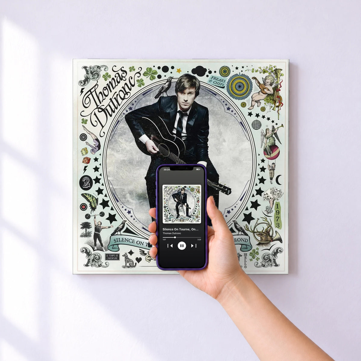 Affiche connectée Silence On Tourne, On Tourne En Rond de Thomas Dutronc au mur : l'album se lance en approchant le téléphone
