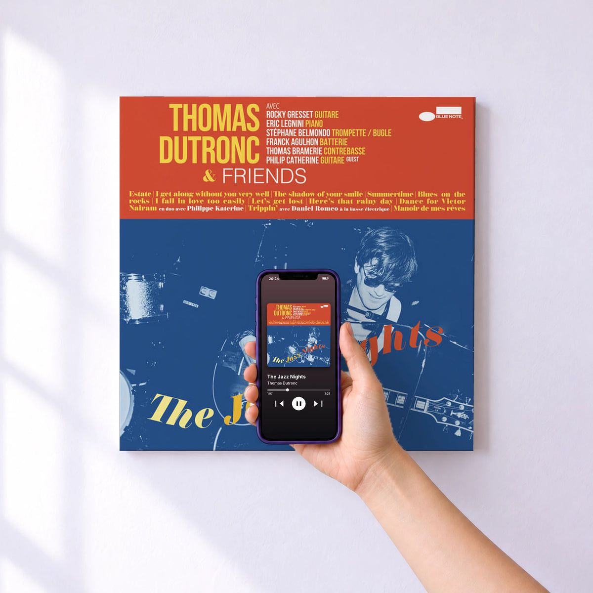 Affiche connectée The Jazz Nights de Thomas Dutronc au mur : l'album se lance en approchant le téléphone
