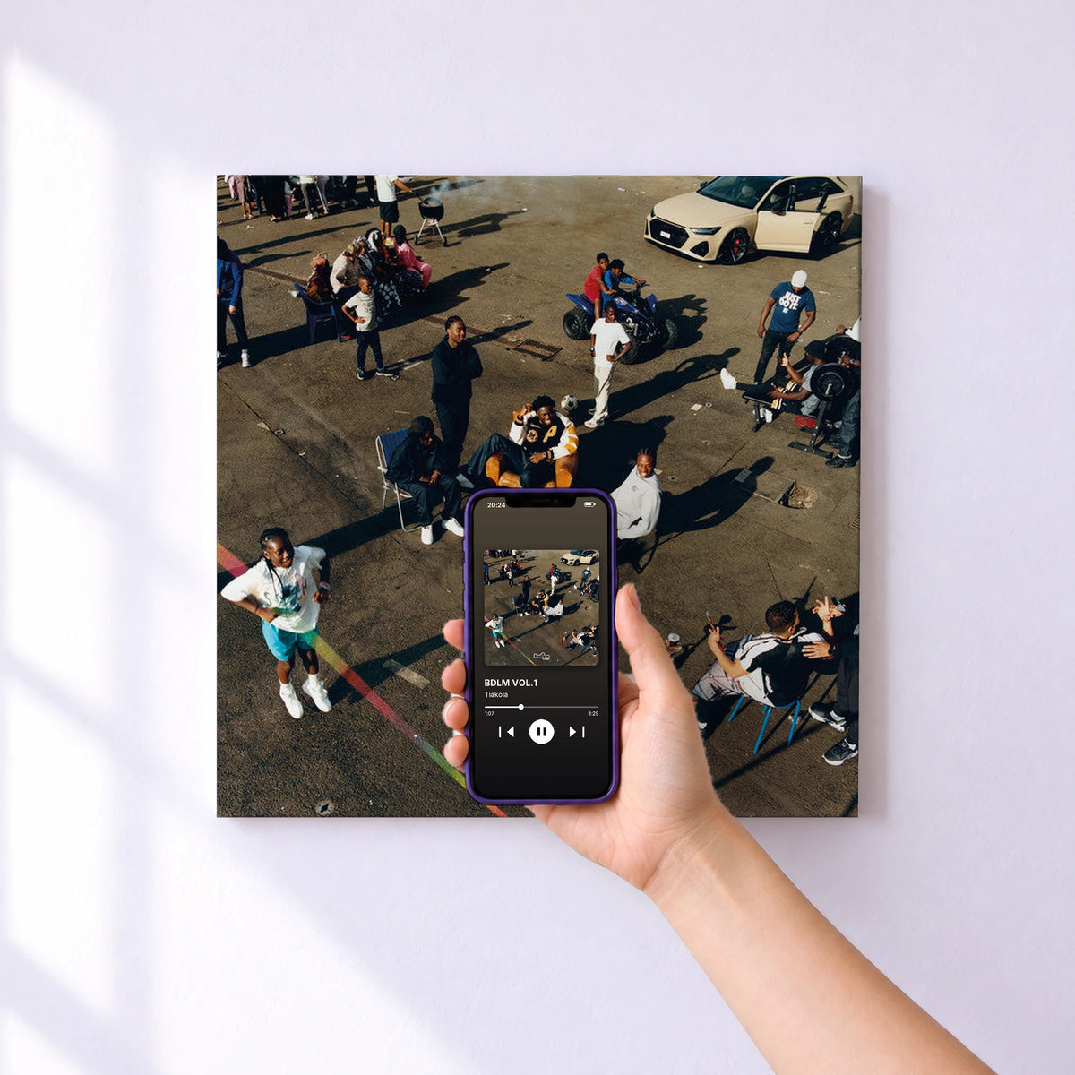 Affiche connectée BDLM VOL.1 de Tiakola au mur : l'album se lance en approchant le téléphone