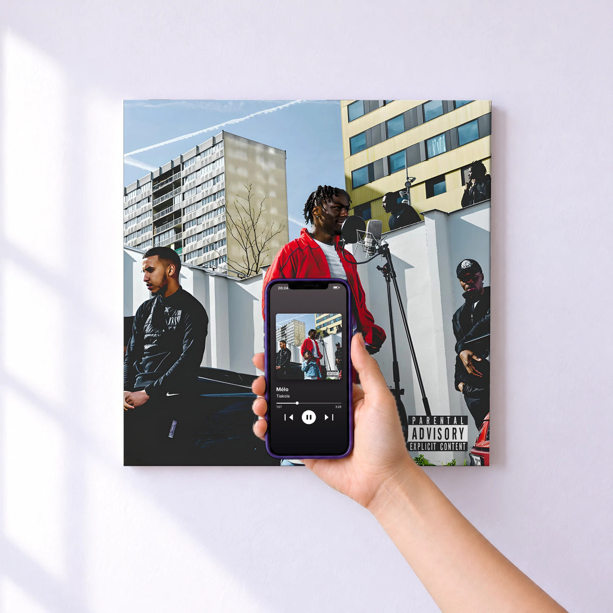 Affiche connectée Mélo de Tiakola au mur : l'album se lance en approchant le téléphone