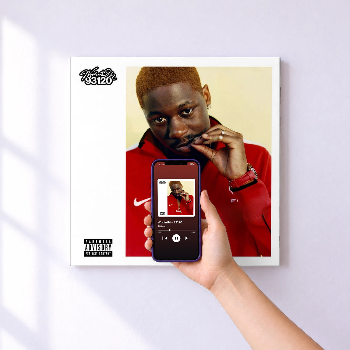 Affiche connectée WpointM - 93120 de Tiakola au mur : l'album se lance en approchant le téléphone
