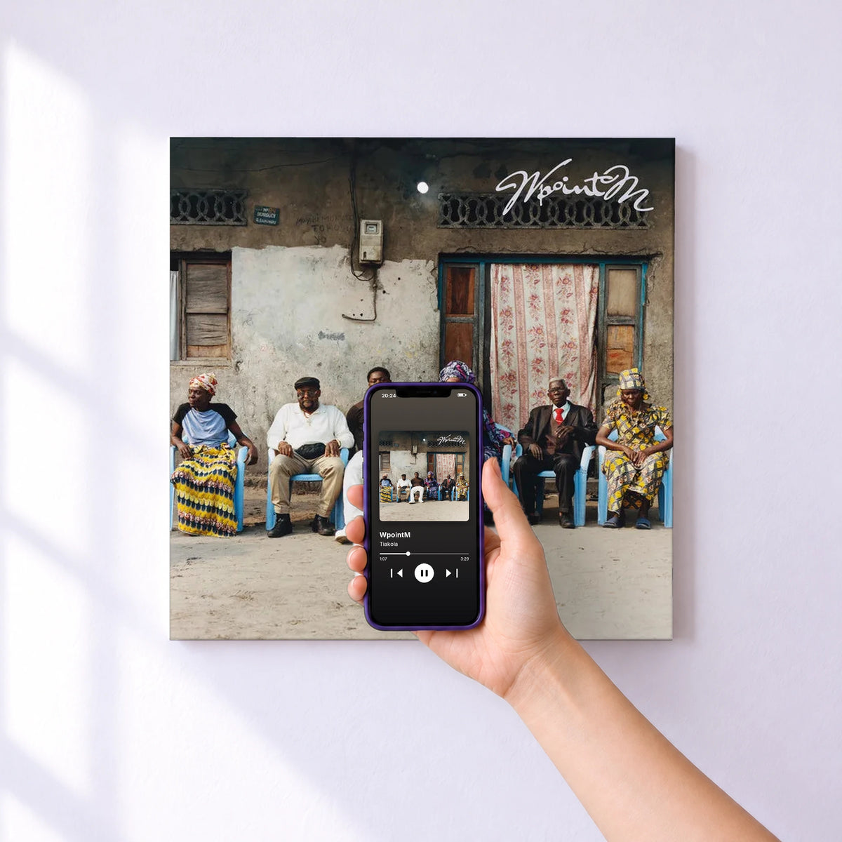 Affiche connectée WpointM de Tiakola au mur : l'album se lance en approchant le téléphone