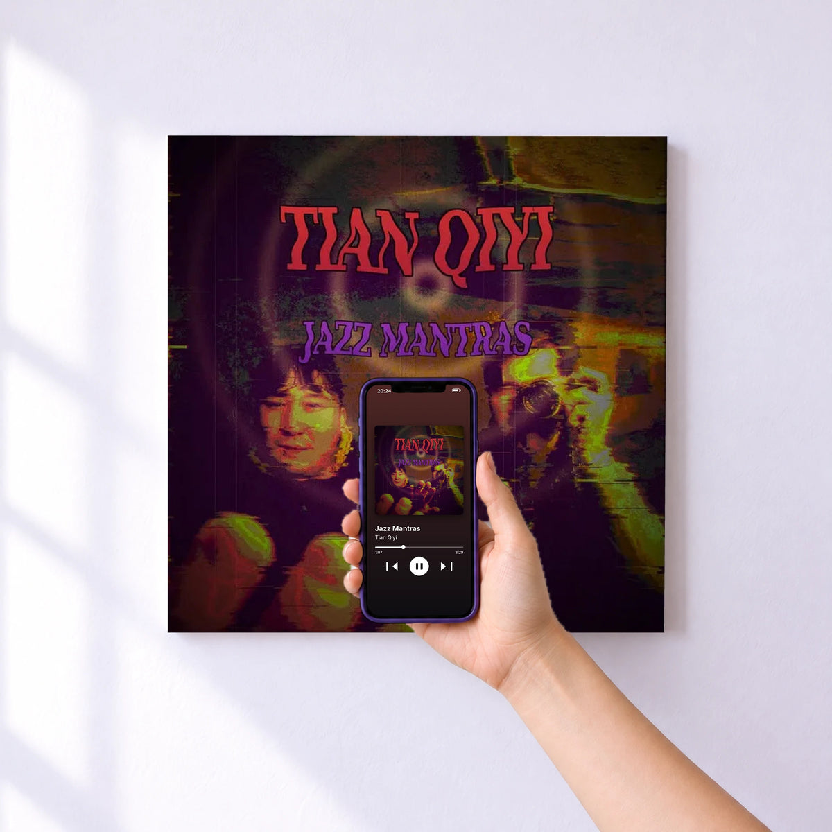 Affiche connectée Jazz Mantras de Tian Qiyi au mur : l'album se lance en approchant le téléphone