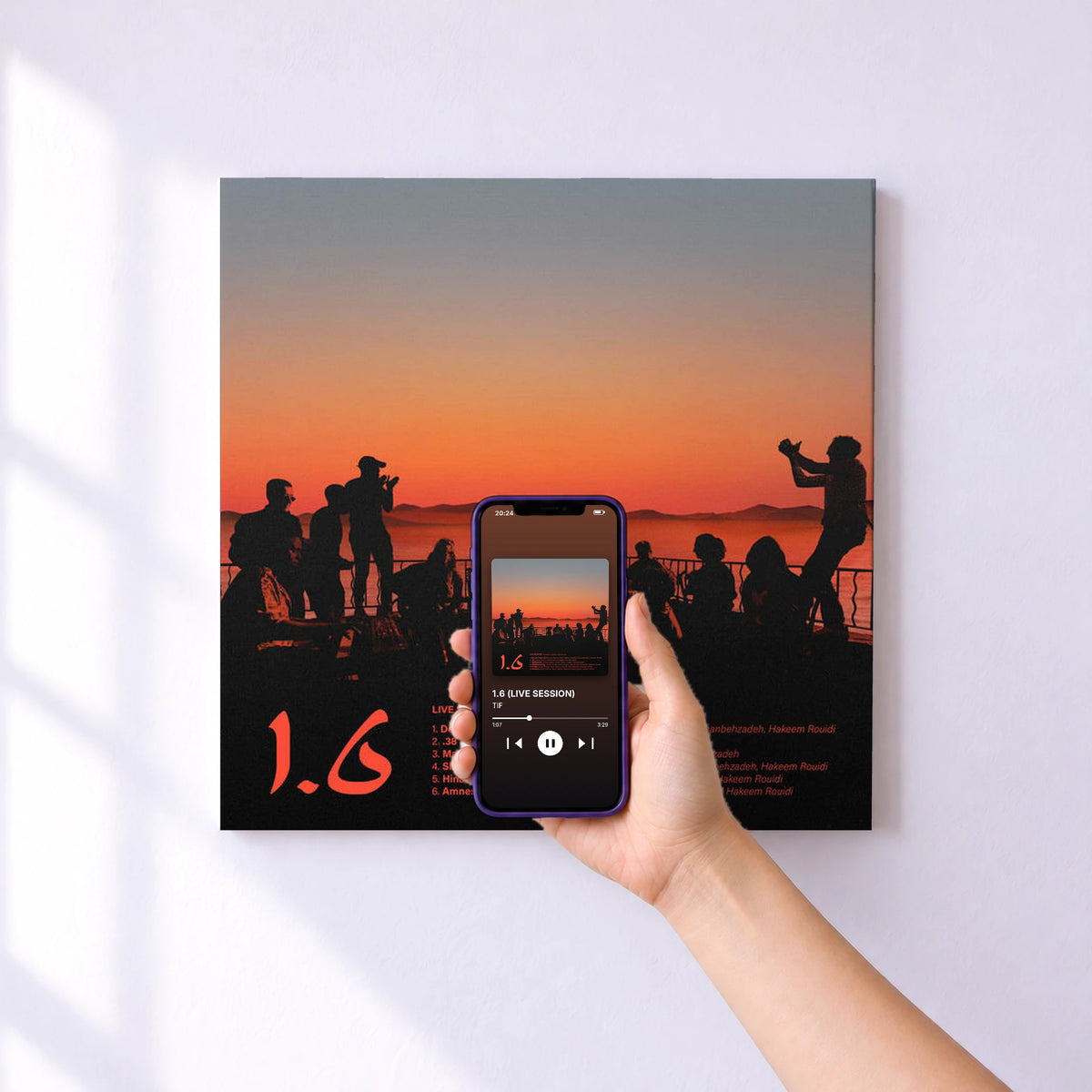 Affiche connectée 1.6 (LIVE SESSION) de TIF au mur : l'album se lance en approchant le téléphone